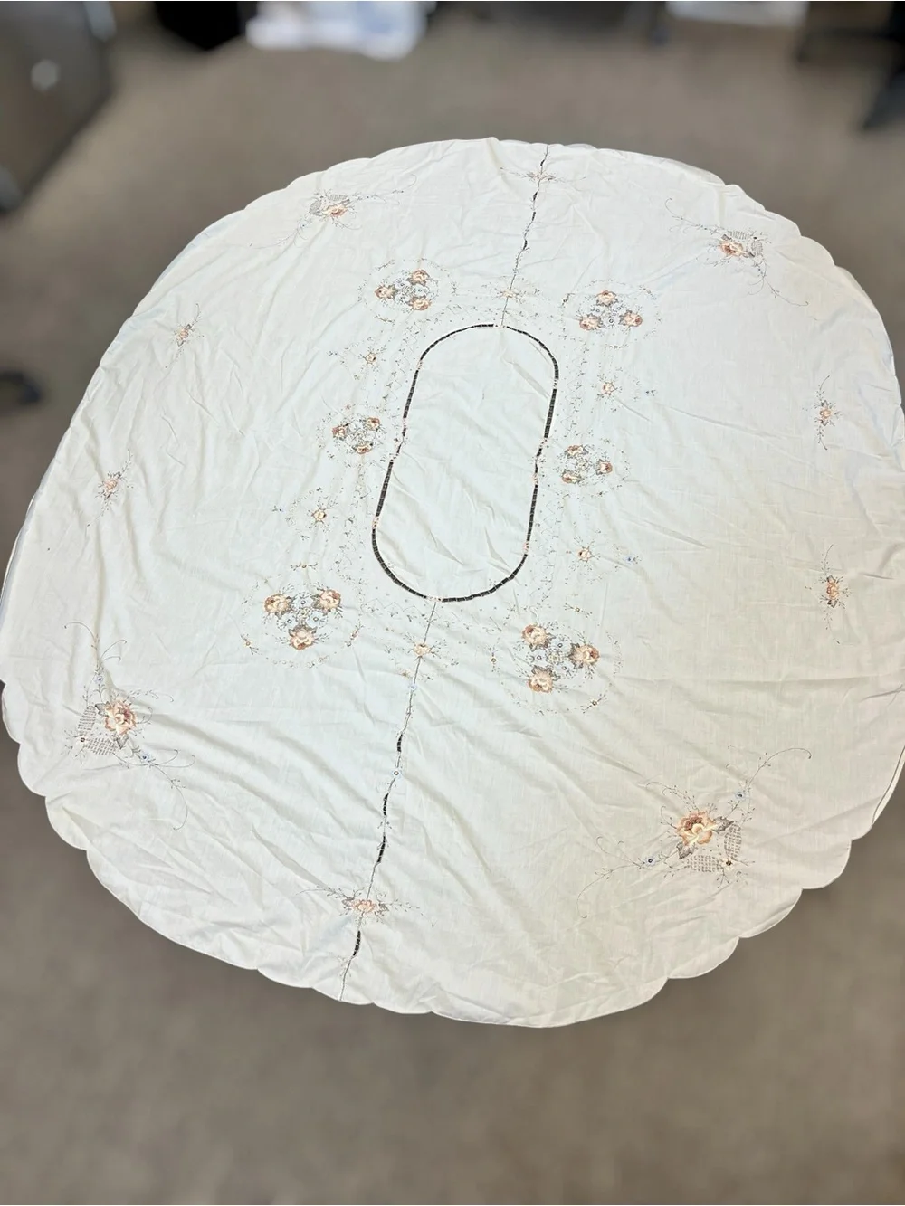 Vintage Oval Tablecloth Floral Hand Embroidered Scalloped Edge White 68”x83.5”